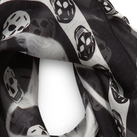 ALEXANDER MCQUEEN Classic Bellflower Silk Scarf Black & Ivory - Picture 4 of 13